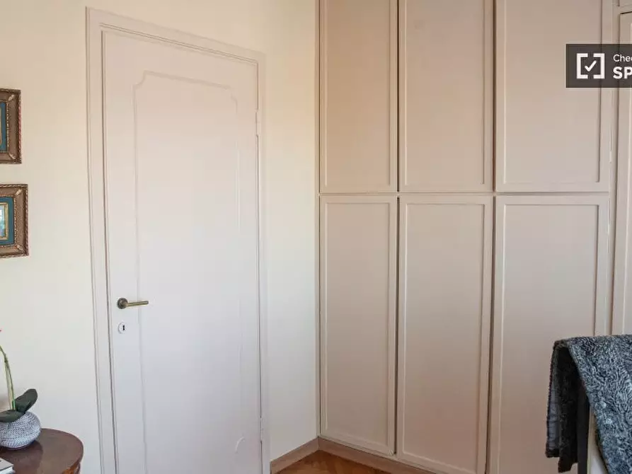 Immagine 3 di Camera condivisa in affitto  in Via Luigi Lilio a Roma