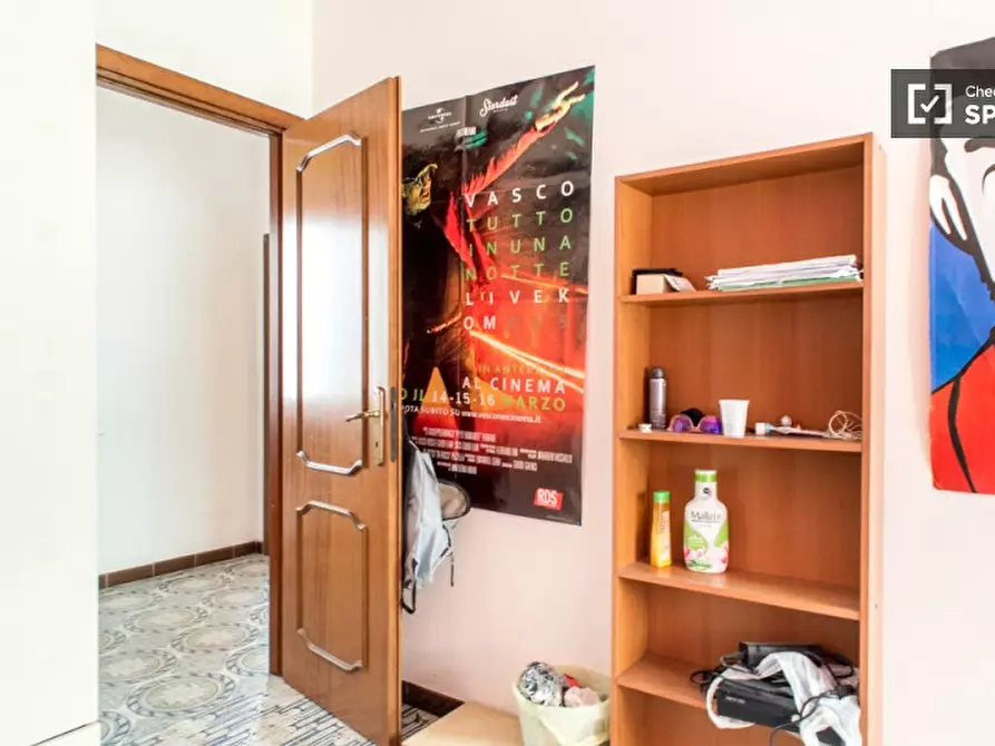 Immagine 3 di Camera condivisa in affitto  in Largo Somalia a Roma