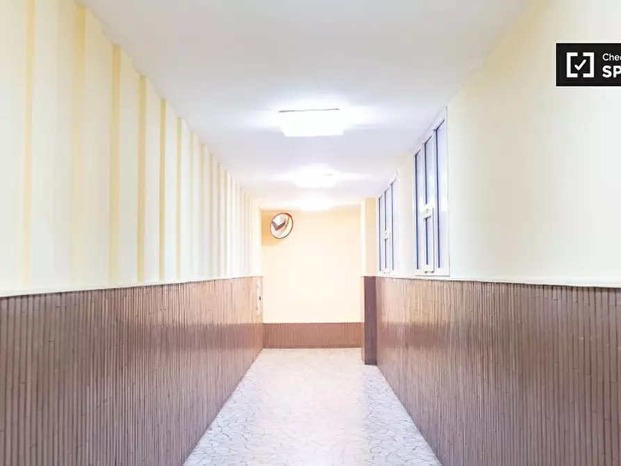 Immagine 17 di Camera condivisa in affitto  in Via Venzone a Roma