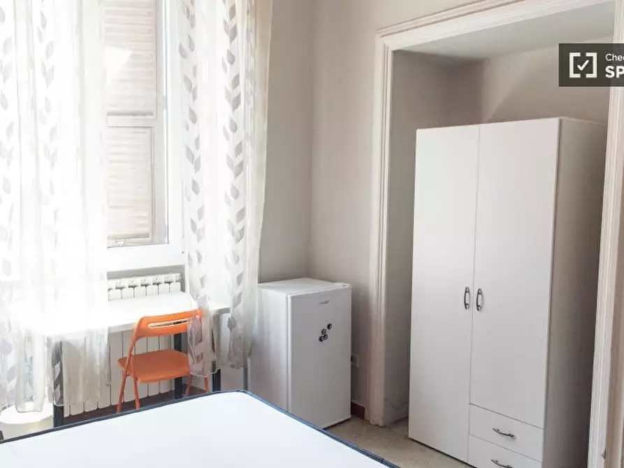 Immagine 4 di Camera condivisa in affitto  in Via Napoleone III a Roma