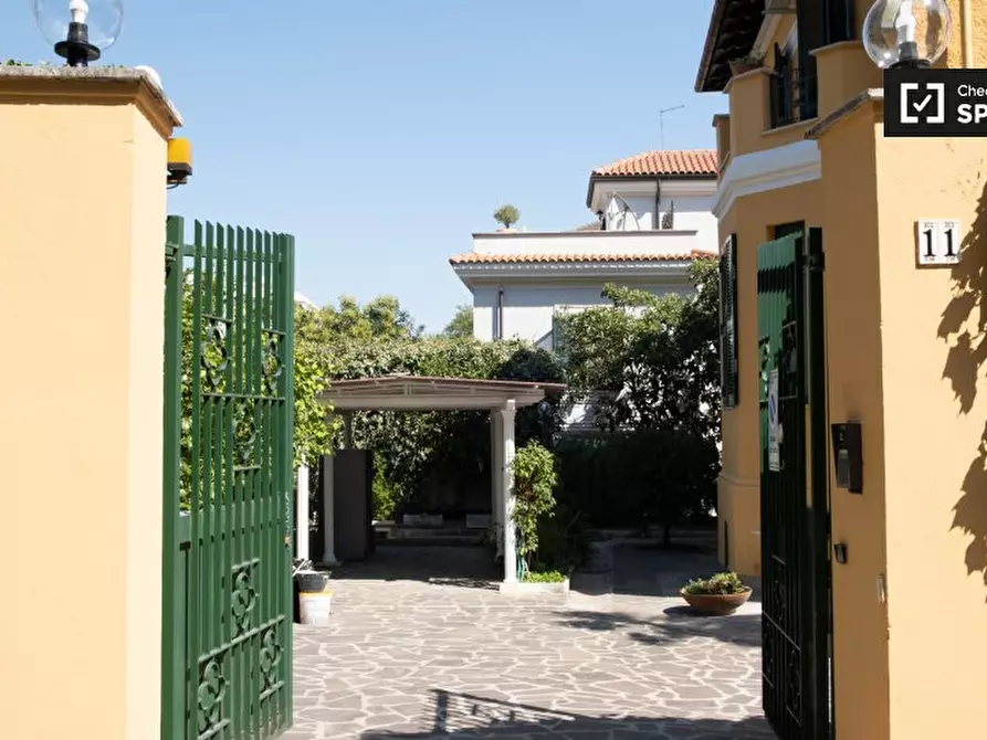 Immagine 15 di Camera condivisa in affitto  in Via dei Giovi a Roma