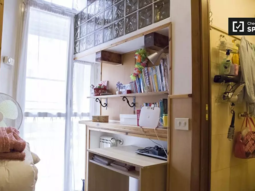 Immagine 2 di Camera condivisa in affitto  in Via Castelfidardo, 00185 Roma RM, Italy a Roma