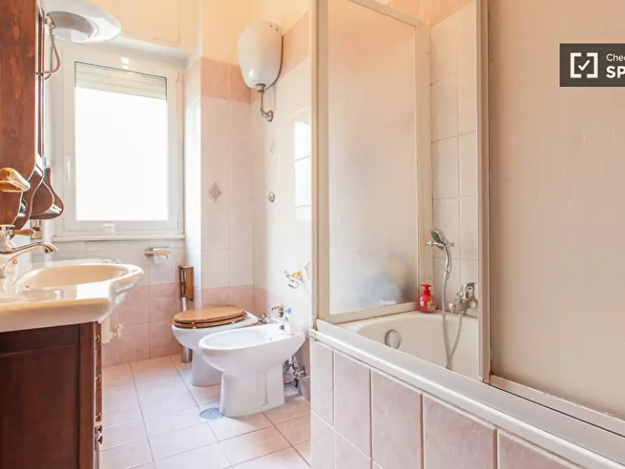 Immagine 18 di Camera condivisa in affitto  in Via Montefalco a Roma