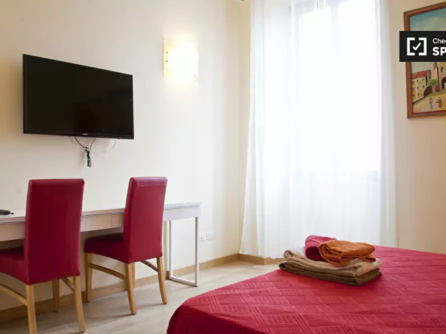 Immagine 2 di Camera condivisa in affitto  in Via Barletta a Roma