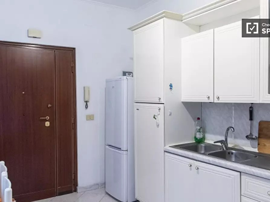 Immagine 3 di Camera condivisa in affitto  in Via Anagni a Roma