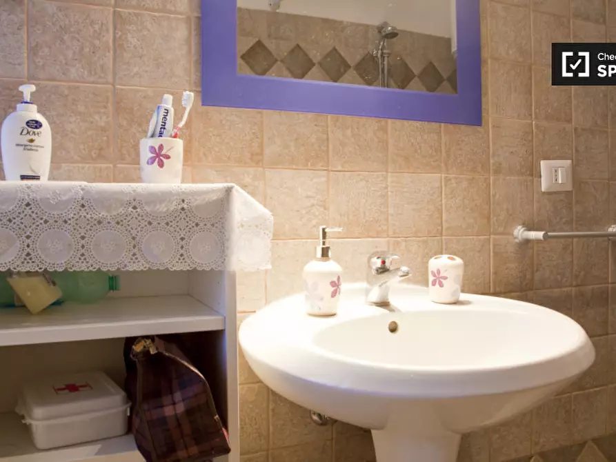 Immagine 14 di Camera condivisa in affitto  in Via della Massimilla a Roma