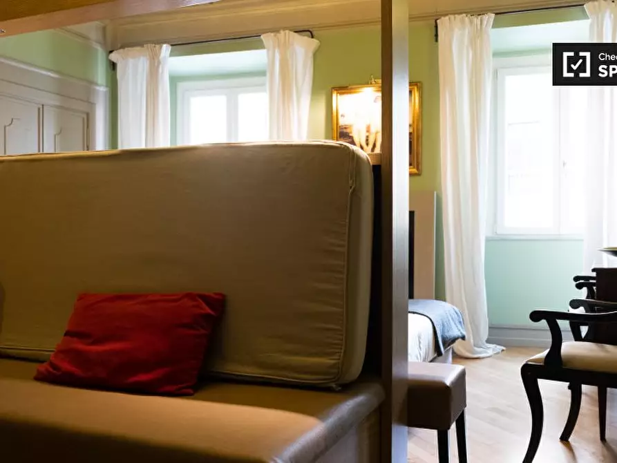 Immagine 8 di Appartamento in affitto  in Via del Banco di Santo Spirito a Roma