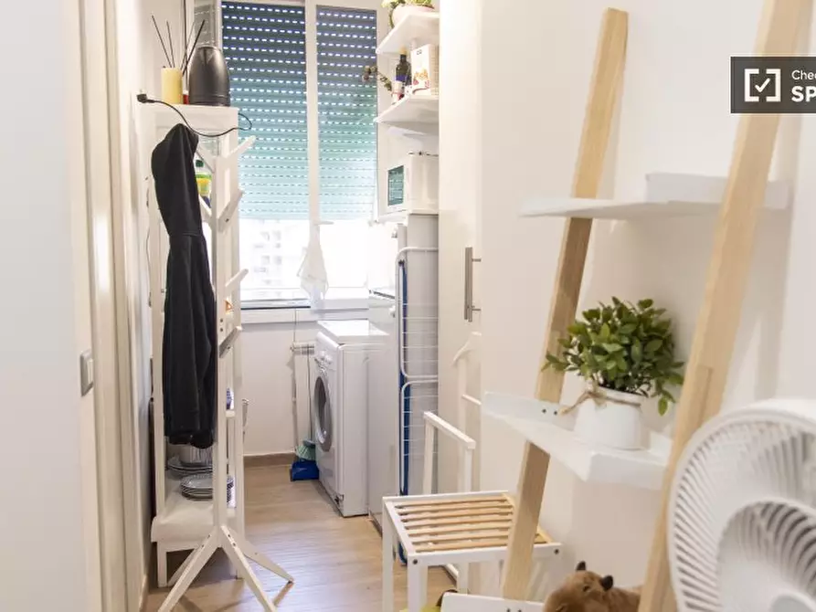 Immagine 4 di Camera condivisa in affitto  in Via Girolamo Benzoni a Roma