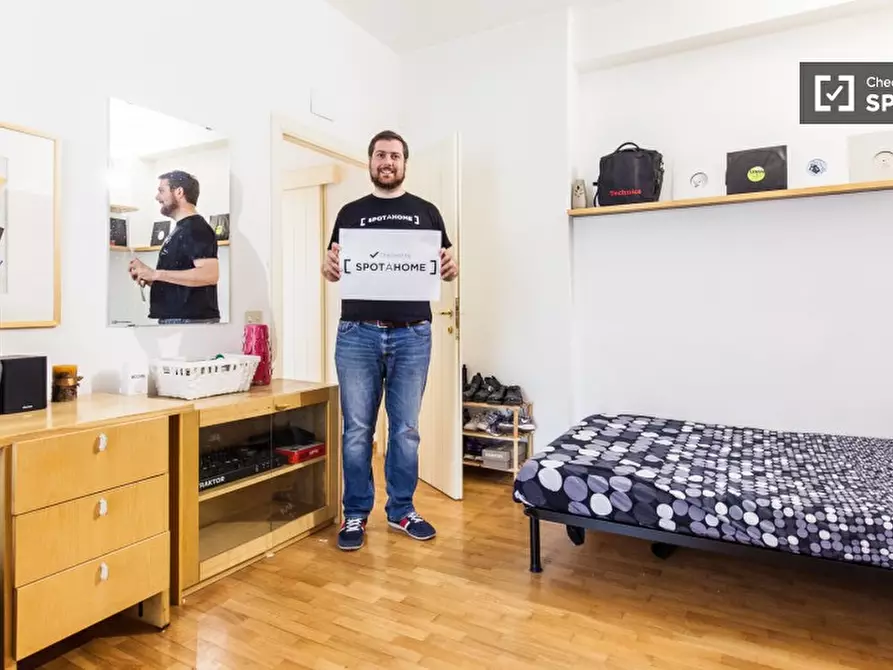 Immagine 11 di Camera condivisa in affitto  in Via di S. Angela Merici a Roma