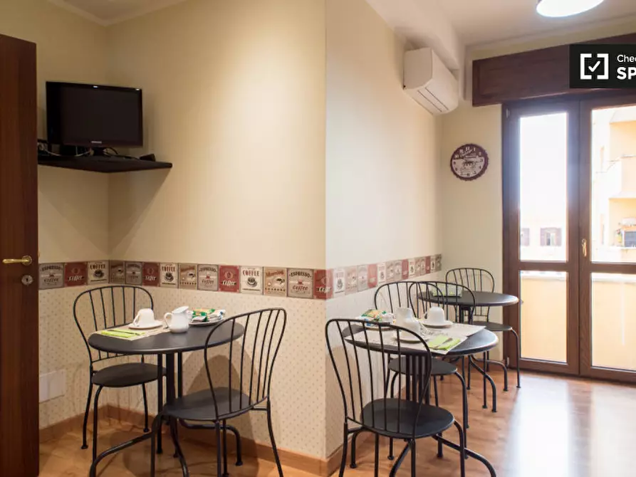 Immagine 19 di Camera condivisa in affitto  in Via Monza a Roma