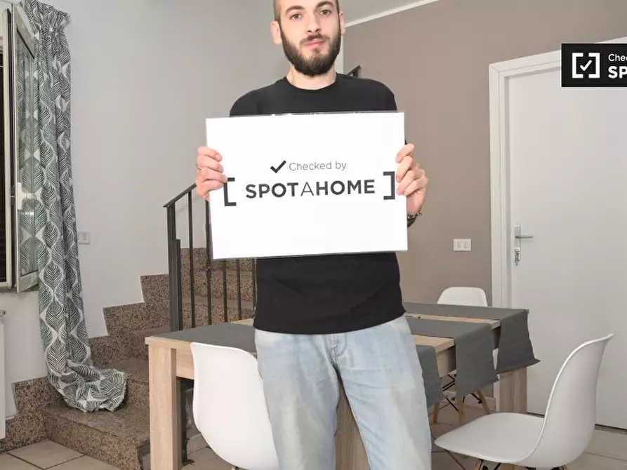 Immagine 5 di Camera condivisa in affitto  in Via Raddusa a Roma