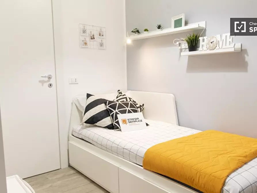 Immagine 4 di Camera condivisa in affitto  in Via in Selci a Roma