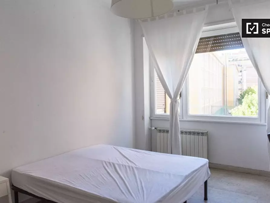 Immagine 1 di Camera condivisa in affitto  in Via Luca Valerio a Roma