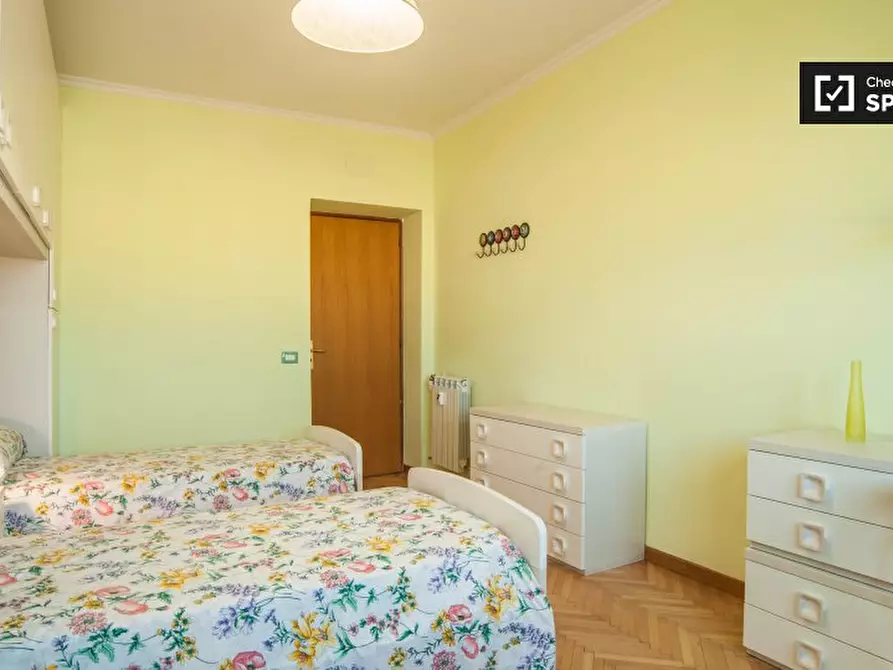 Immagine 2 di Camera condivisa in affitto  in Via Nemorense, 00199 Roma RM, Italy a Roma