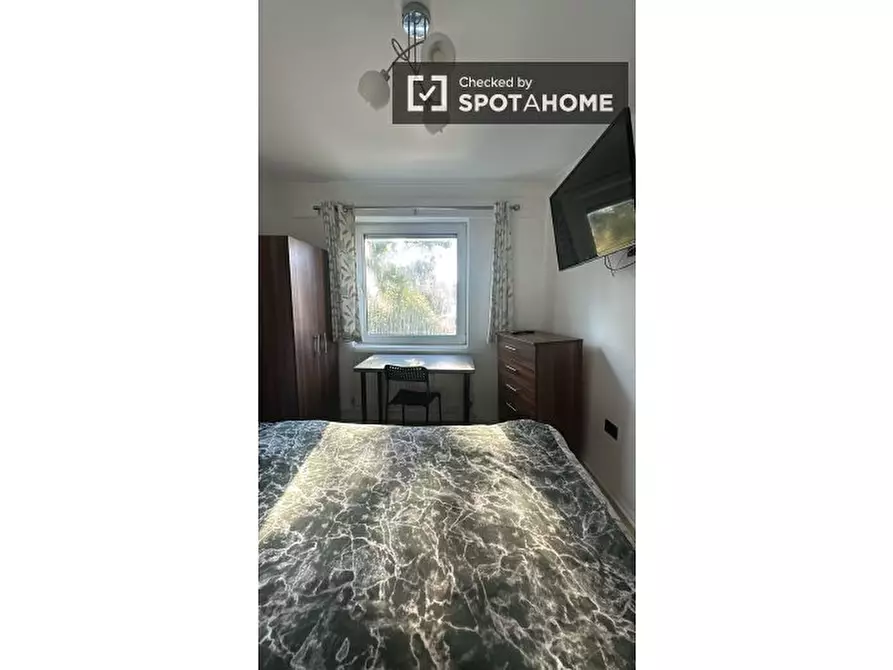 Immagine 4 di Camera condivisa in affitto  in Swanton Gardens, London SW19 6BL, UK a Merton