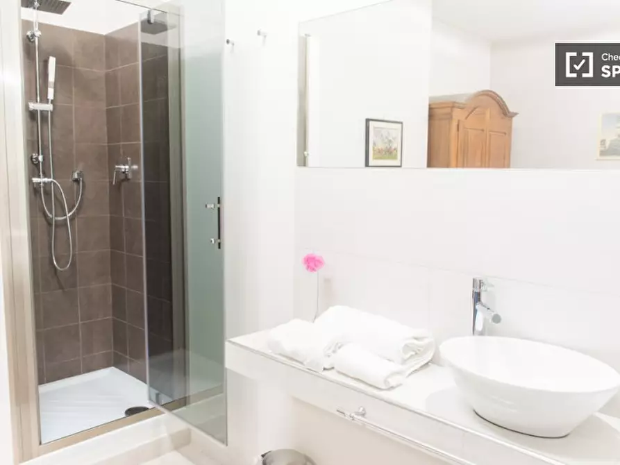 Immagine 4 di Camera condivisa in affitto  in Via Colle dei Pini a Roma