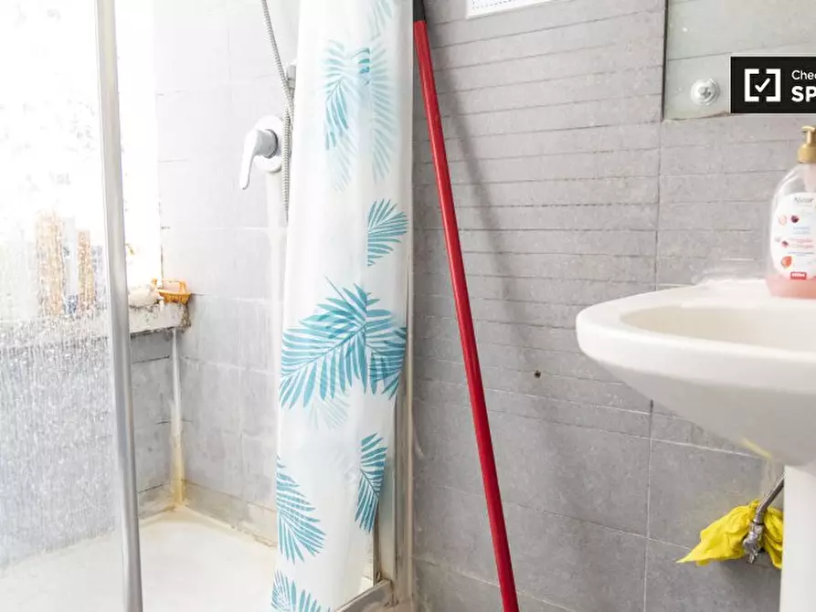 Immagine 9 di Camera condivisa in affitto  in Via Camilla a Roma