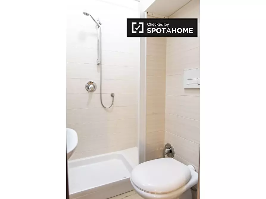 Immagine 7 di Camera condivisa in affitto  in Via Tarquinio Collatino a Roma