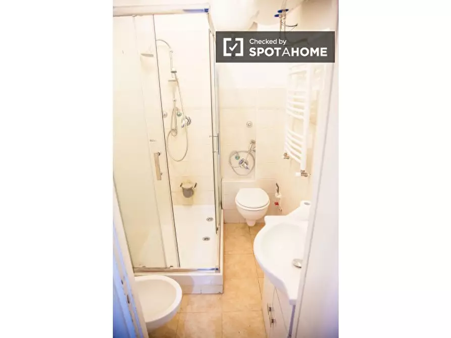 Immagine 14 di Camera condivisa in affitto  in Via Tuscolana a Roma