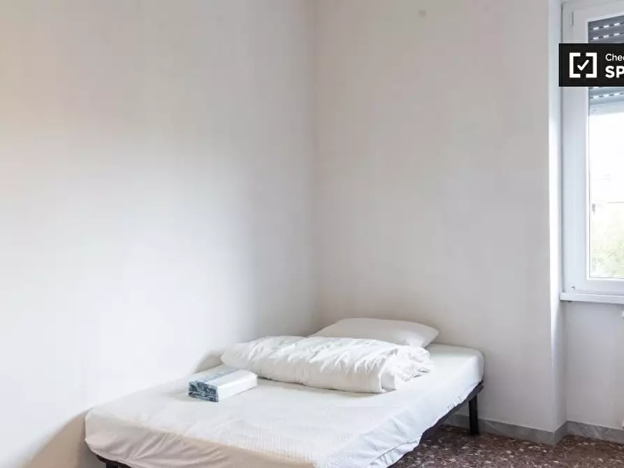 Immagine 3 di Camera condivisa in affitto  in Viale Palmiro Togliatti a Roma