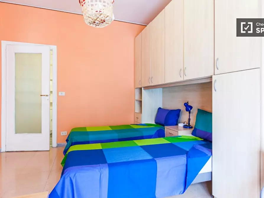 Immagine 4 di Camera condivisa in affitto  in Viale Partenope a Roma