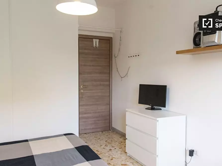 Immagine 3 di Camera condivisa in affitto  in Via Tarquinio Collatino a Roma