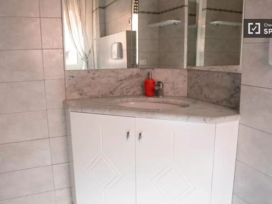 Immagine 13 di Camera condivisa in affitto  in Via Quirino Majorana a Roma