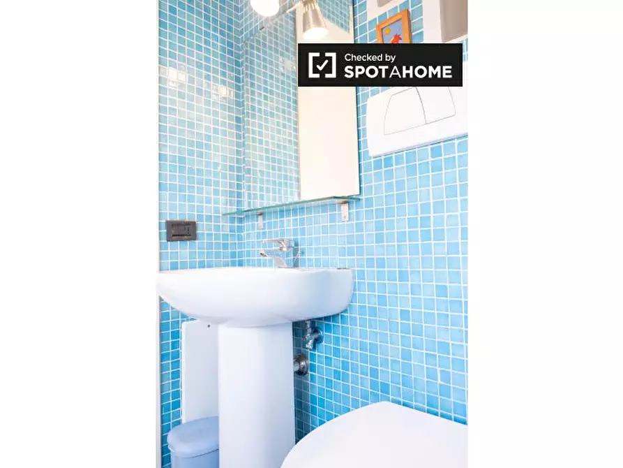 Immagine 8 di Camera condivisa in affitto  in Via Pietro D'Assisi a Roma