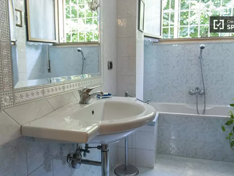 Immagine 9 di Camera condivisa in affitto  in Via della Fisica a Roma