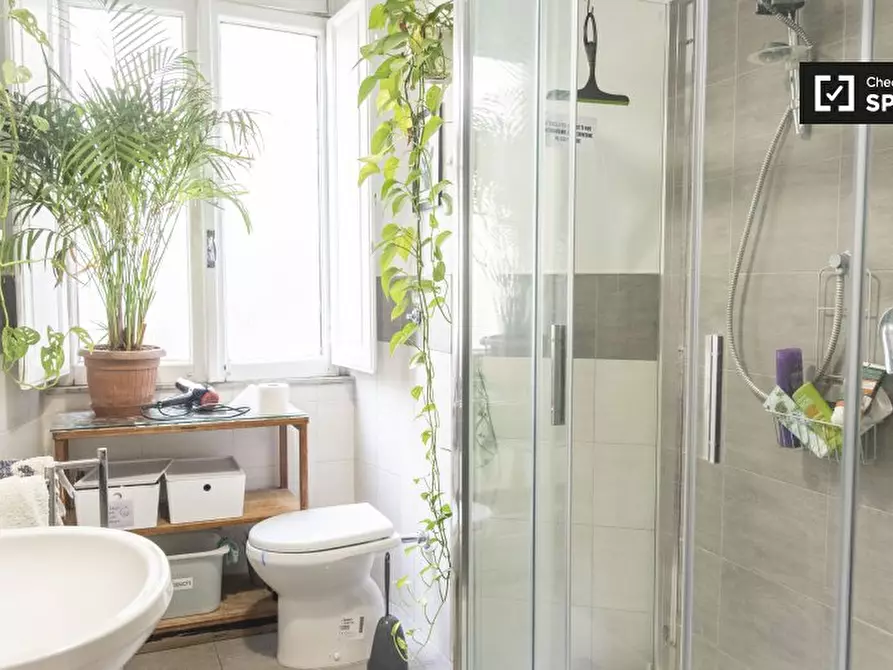 Immagine 9 di Camera condivisa in affitto  in Viale Glorioso a Roma