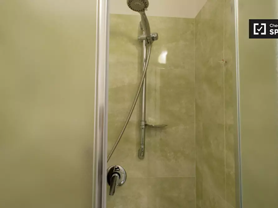 Immagine 16 di Camera condivisa in affitto  in Via Monza a Roma