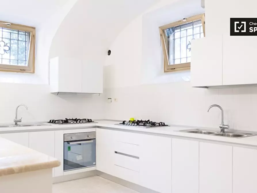 Immagine 9 di Camera condivisa in affitto  in Via dei Giovi a Roma