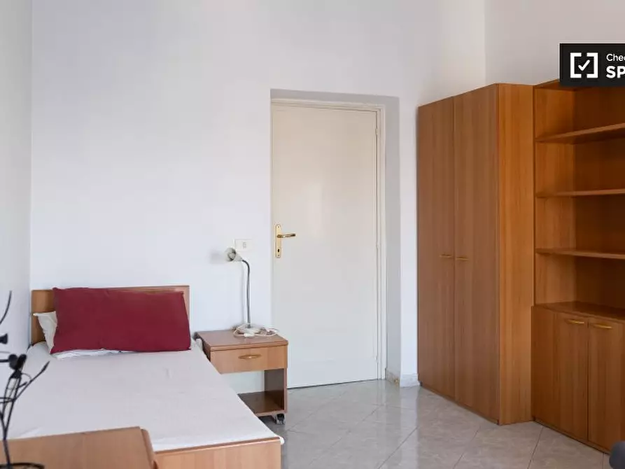 Immagine 3 di Camera condivisa in affitto  in Via Alfonso Borelli a Roma