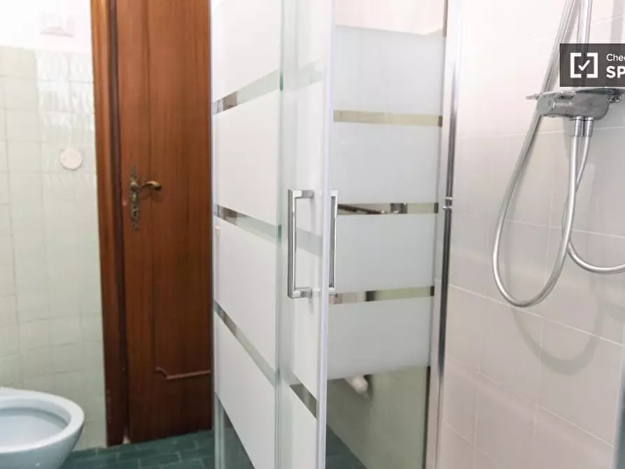Immagine 8 di Camera condivisa in affitto  in Viale delle Province a Roma