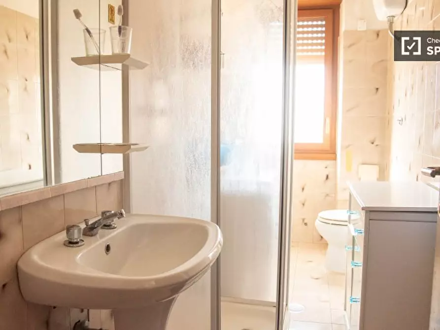 Immagine 2 di Camera condivisa in affitto  in Via di Trigoria, 00128 Selcetta RM, Italy a Roma