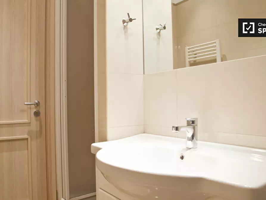 Immagine 6 di Camera condivisa in affitto  in Via Barletta a Roma