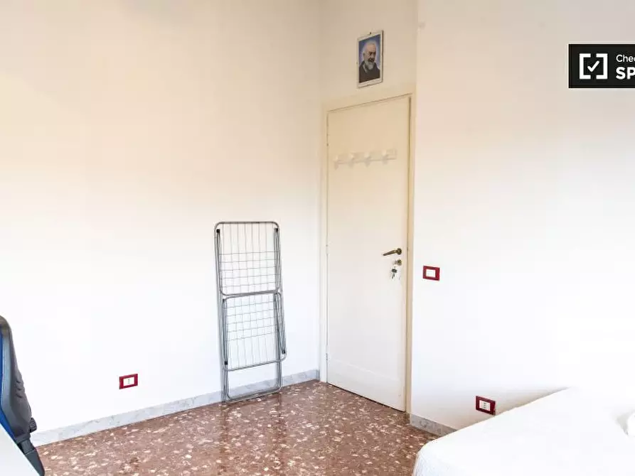 Immagine 2 di Camera condivisa in affitto  in Viale Palmiro Togliatti a Roma