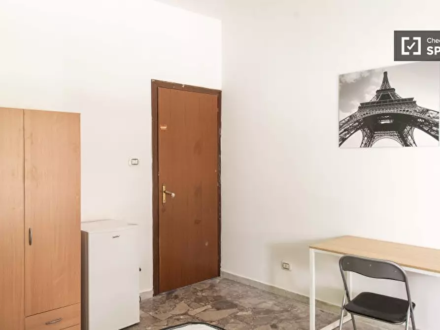 Immagine 3 di Camera condivisa in affitto  in Via Gregorio Ricci Curbastro a Roma