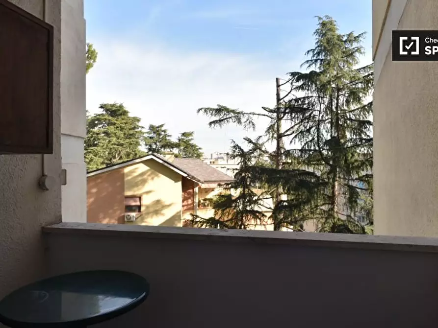 Immagine 15 di Camera condivisa in affitto  in Via Ivanoe Bonomi a Roma