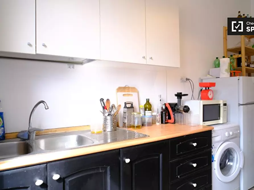 Immagine 19 di Camera condivisa in affitto  in Via Mirandola a Roma