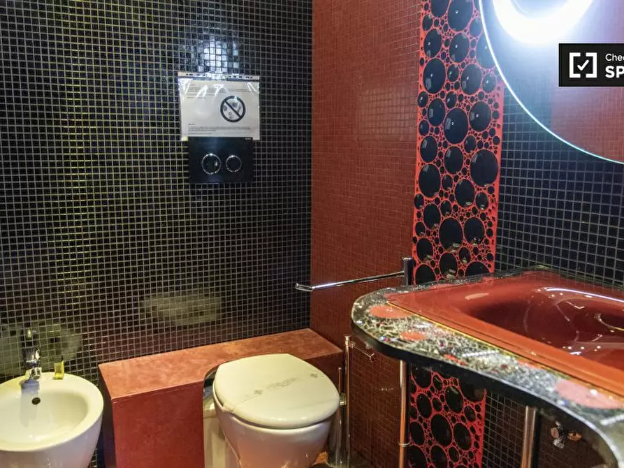 Immagine 3 di Camera condivisa in affitto  in Via dei Campi Flegrei a Roma