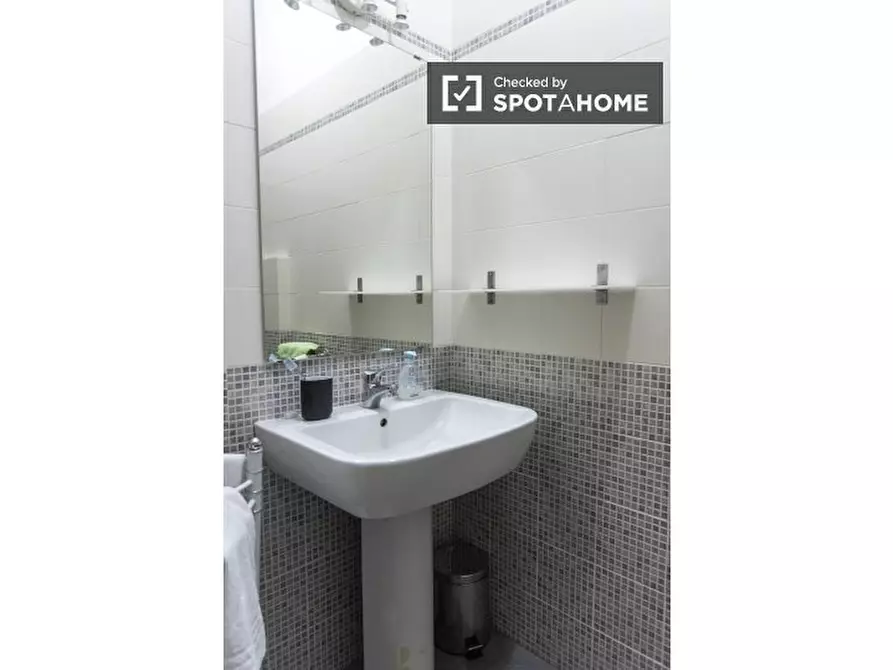 Immagine 12 di Camera condivisa in affitto  in Via Cesare Fracassini a Roma