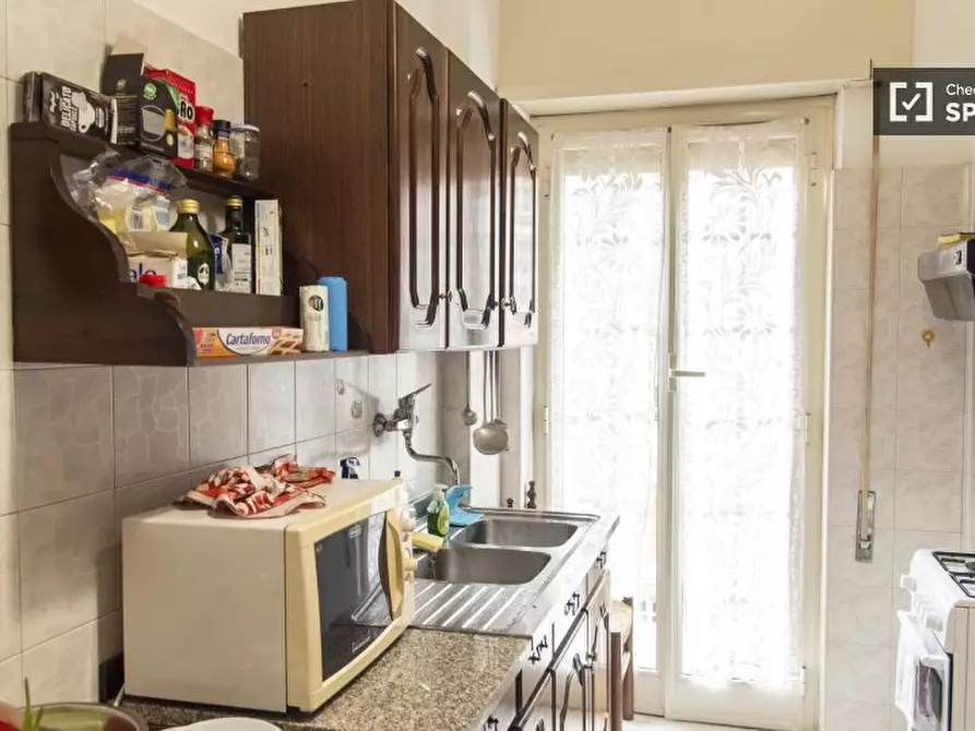 Immagine 14 di Camera condivisa in affitto  in Via Genzano a Roma