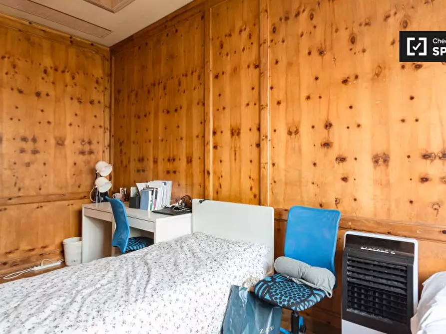 Immagine 2 di Camera condivisa in affitto  in Via Giovanni Segantini a Milano