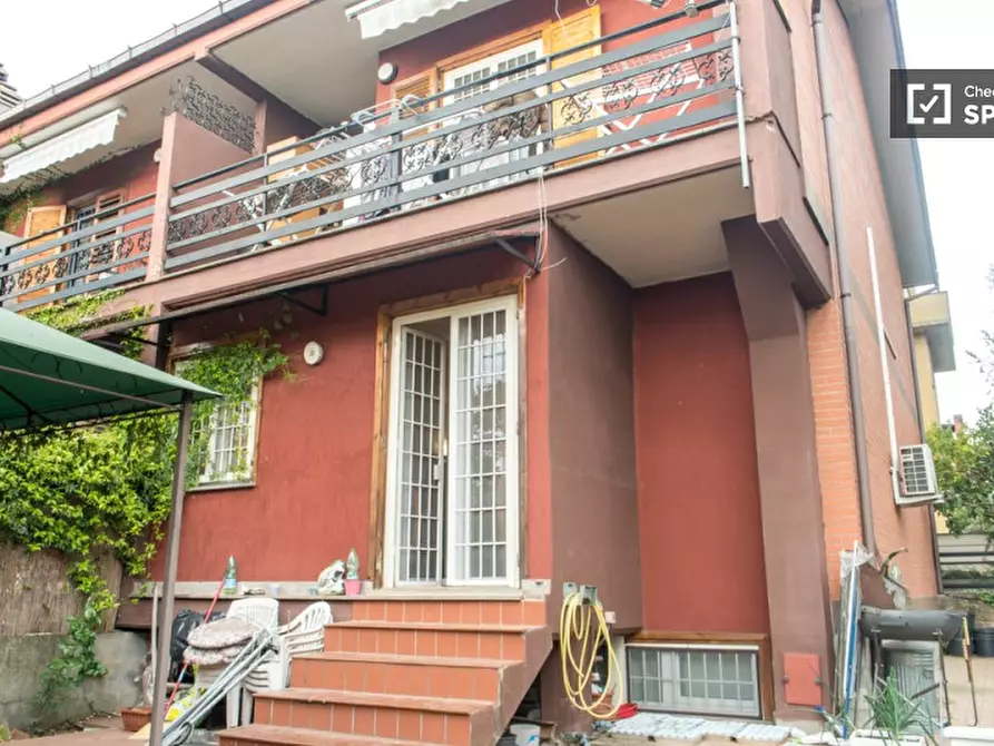 Immagine 10 di Camera condivisa in affitto  in Via dei Macarani a Roma