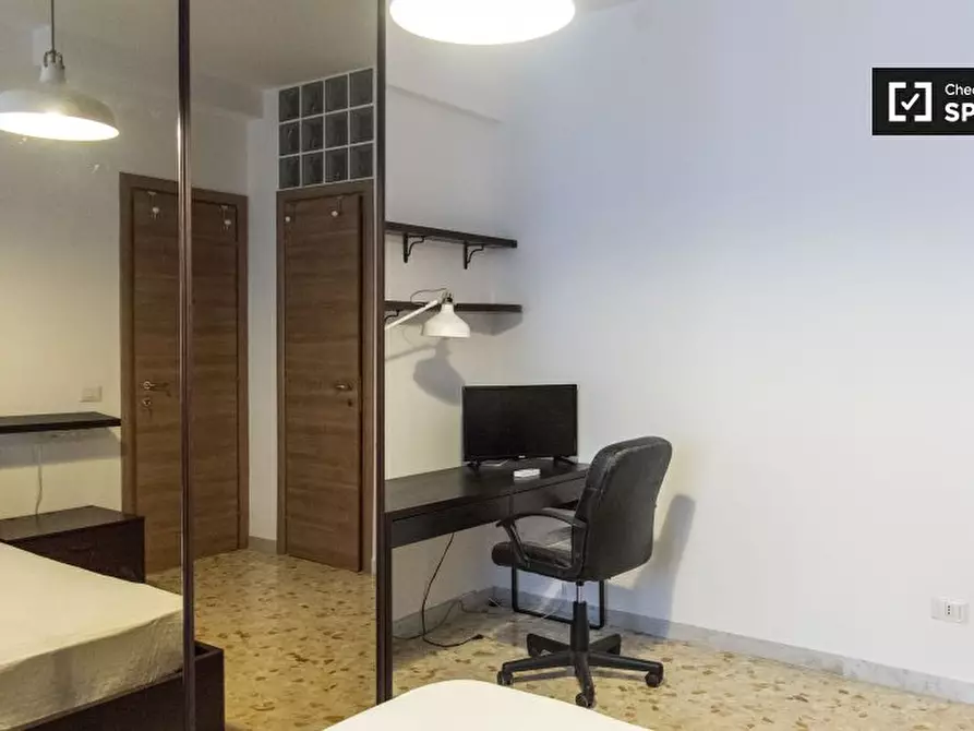 Immagine 4 di Camera condivisa in affitto  in Via Tarquinio Collatino a Roma