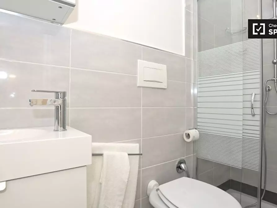 Immagine 6 di Camera condivisa in affitto  in Via Raddusa a Roma