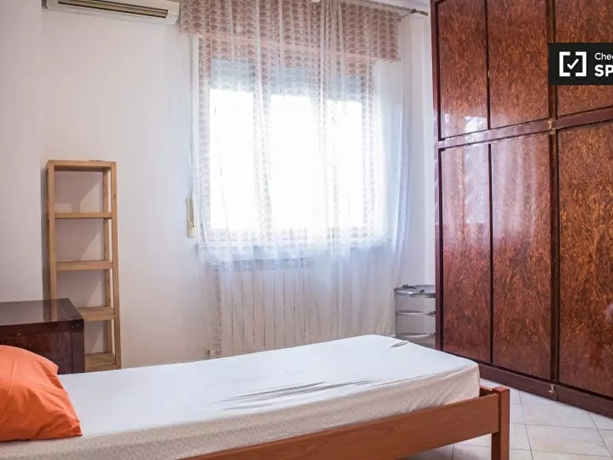 Immagine 2 di Camera condivisa in affitto  in Via Romolo Balzani, 00177 Roma RM, Italy a Roma