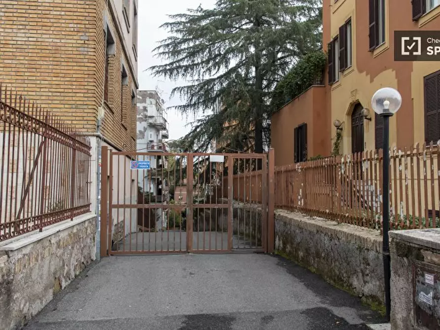Immagine 15 di Camera condivisa in affitto  in Via Angelo Fava a Roma