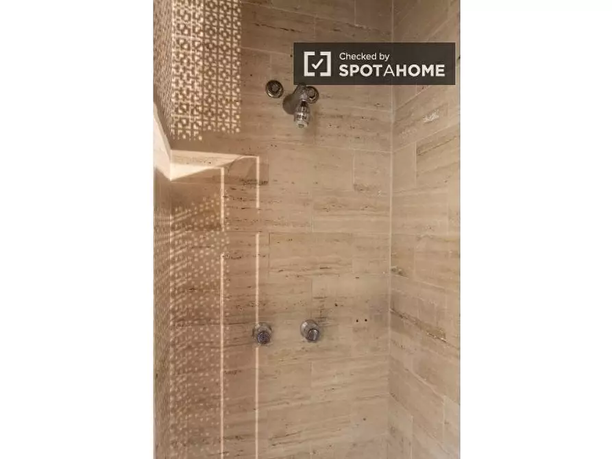 Immagine 17 di Camera condivisa in affitto  in Via di Villa Severini a Roma